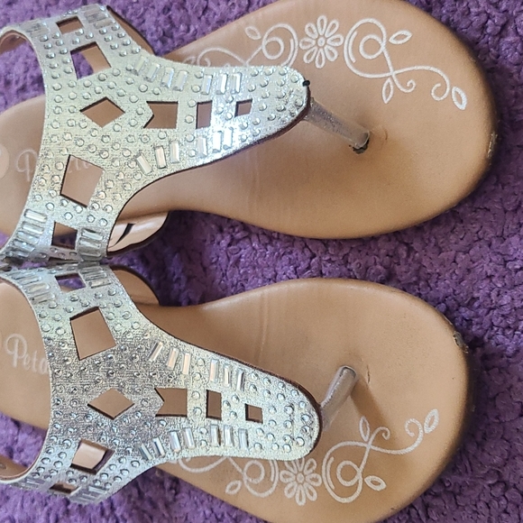 2 Pairs of Thong Sandals - Picture 6 of 8